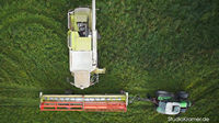 Freiheit der Perspektive - Luftbild Schneidwerk 10,50m Montage Claas Lexion 760 Terratrac